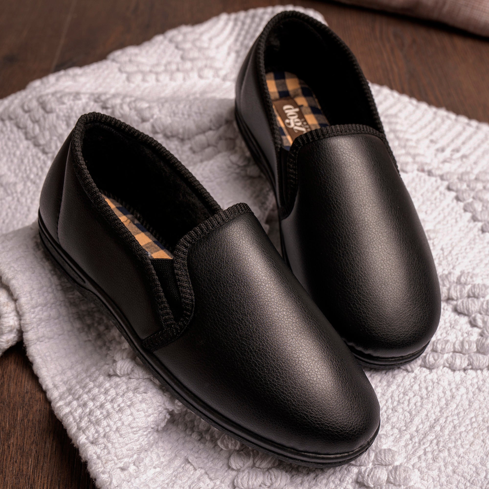 Trent II Black Slipper